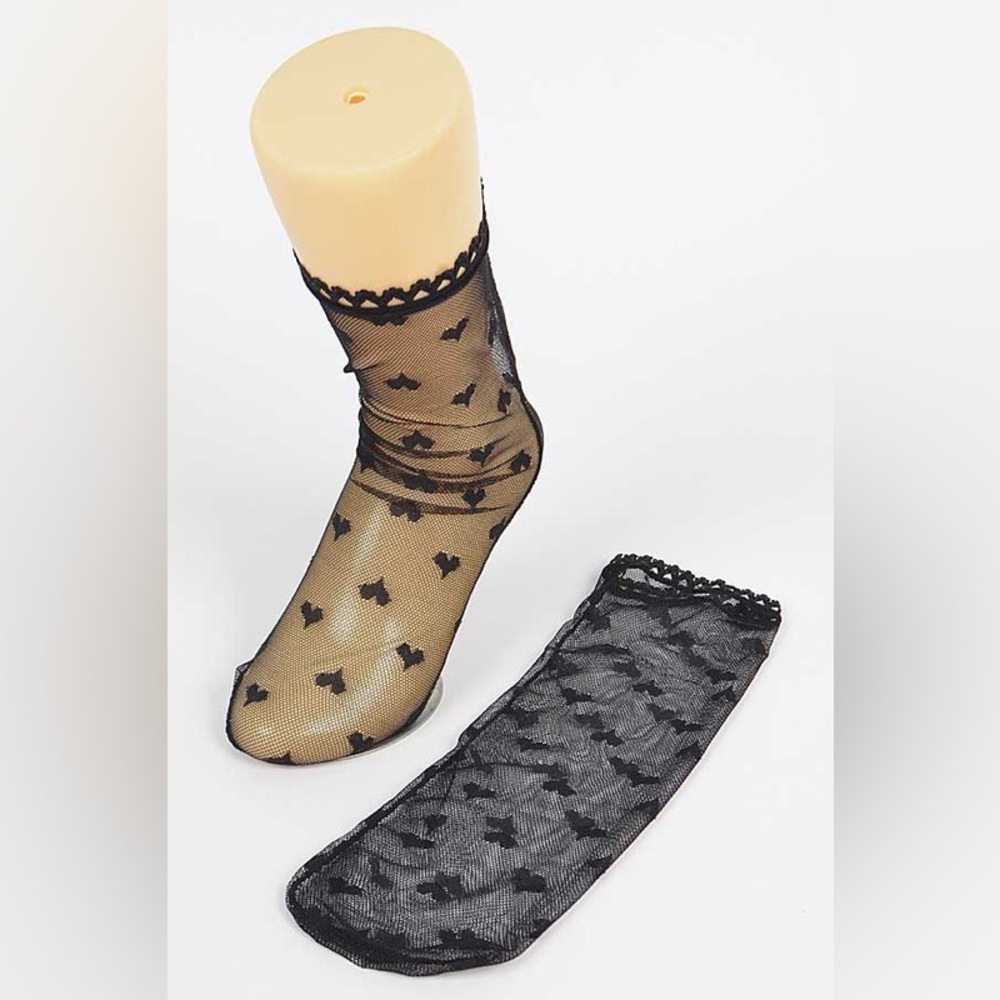 37R. Heart Mesh Socks